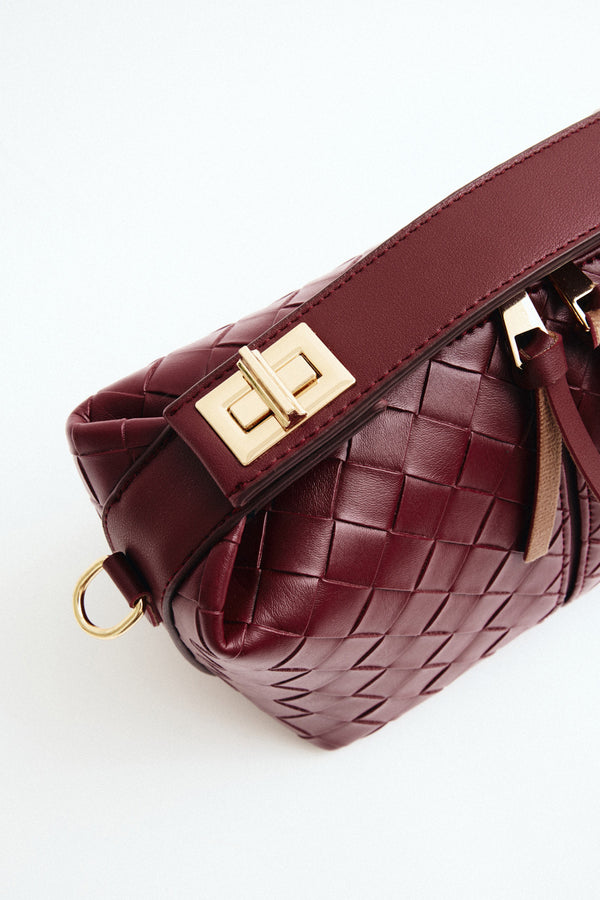 Nora Burgundy (001)